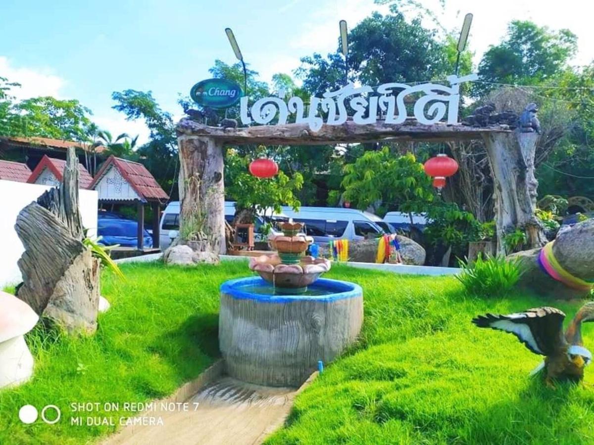 Denchai City Resort เด่นชัยซิตี้ รีสอร์ท Phrae Exterior foto